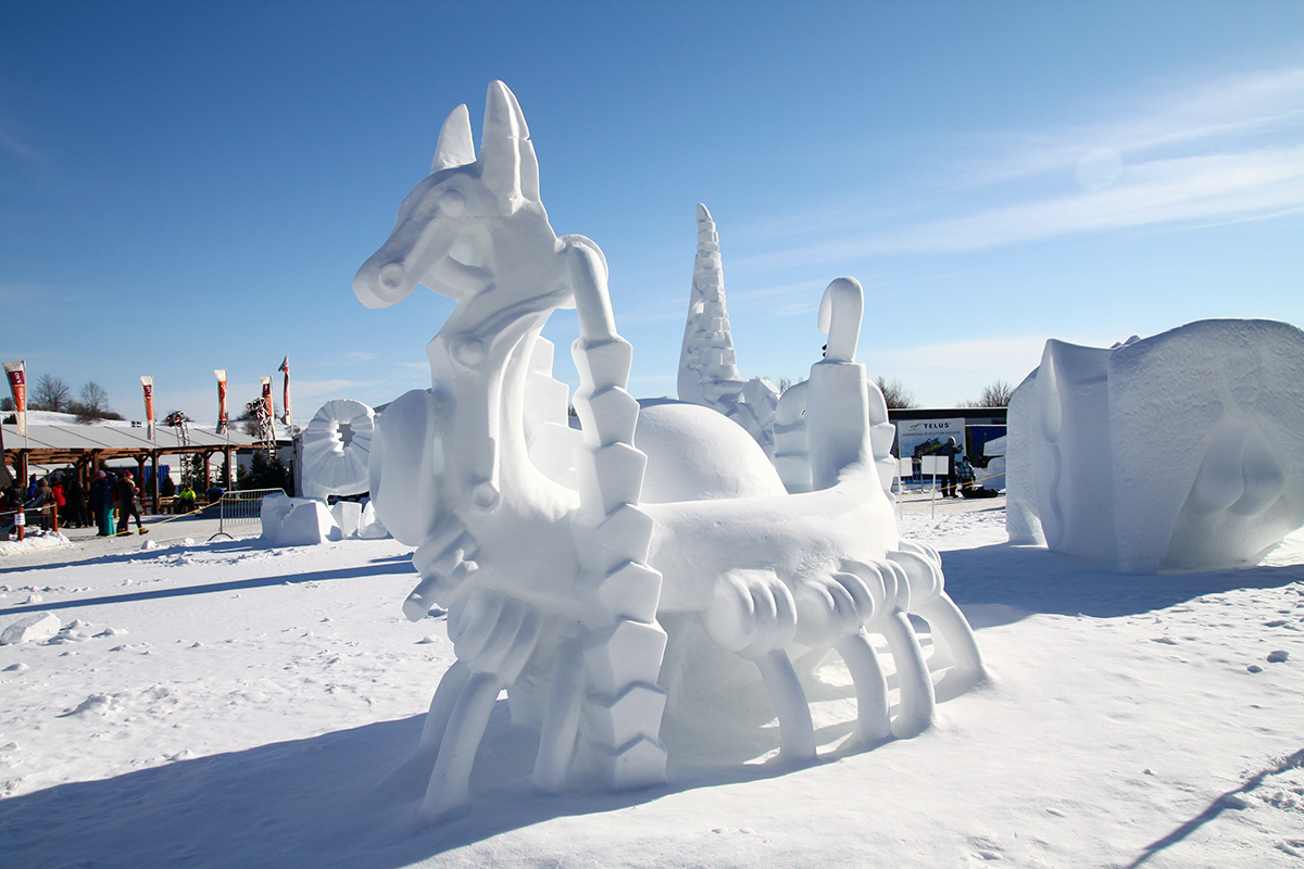 Снежные фигуры. Скульптуры из снега. Скульптуры из снега и льда. Зимние скульптуры из снега.